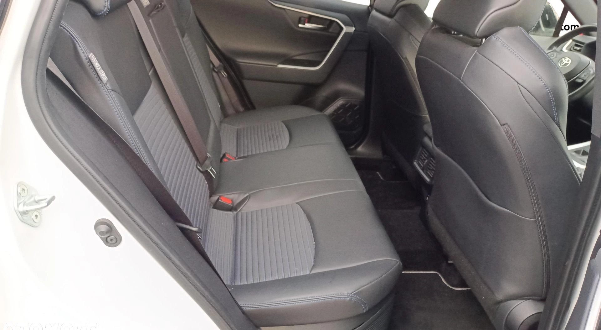 Toyota RAV4 cena 139900 przebieg: 121328, rok produkcji 2019 z Racibórz małe 232